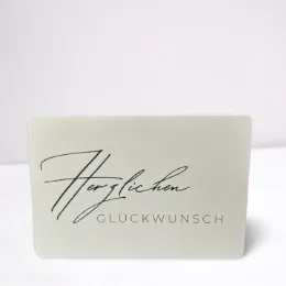 Beige Kartenverpackung mit dunklem geschwungenen Schriftzug und den Worten "Herzlichen Glückwunsch"